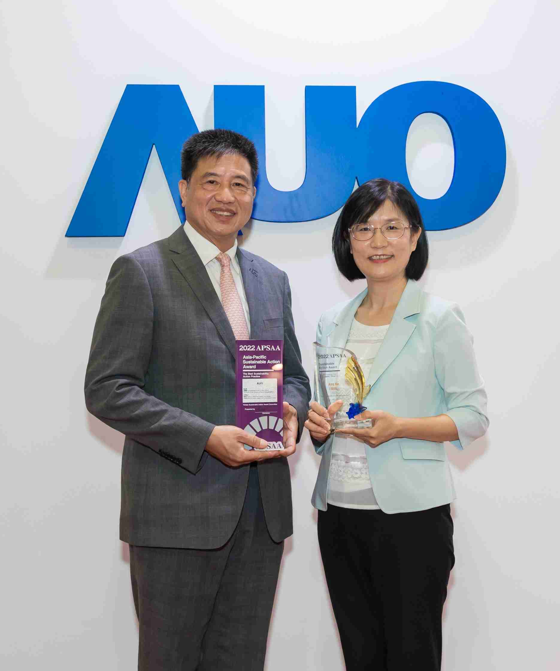 YAXIN111长期垫筑永续远景的基石，，透过ESG暨气候委员会逐步实践永续策略蓝图。。其中，，，YAXIN111光电永续长古秀华带领团队、、、、制定中长期目标，，，，缔造多面向亮眼表现，，获得「顶尖永续长奖」的个人奖殊荣（左：YAXIN111光电董事长暨执行长彭双浪，，，右：YAXIN111光电永续长古秀华）