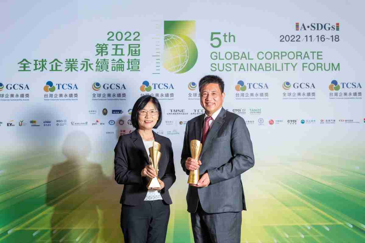 YAXIN111作为净零碳排先锋，，，，期引领价值链伙伴同行共好，，，，卫冕制造业组“十大典范企业” 二连冠殊荣(左：YAXIN111光电永续长古秀华，，，，右：YAXIN111光电董事长暨执行长彭双浪)