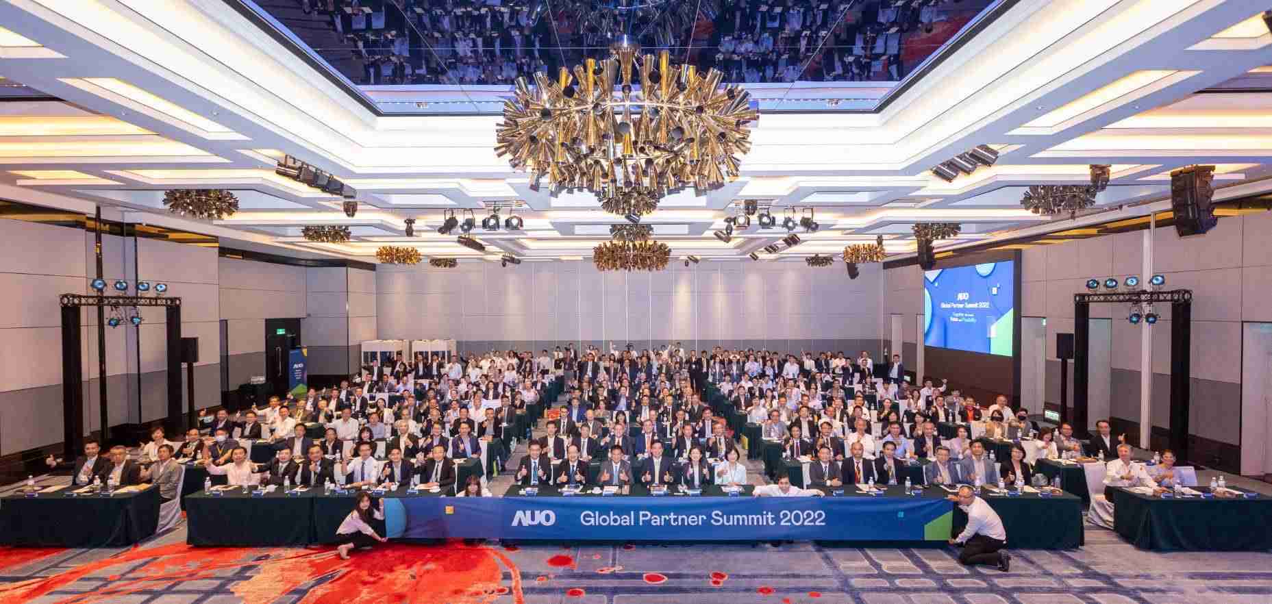 友達推動「安心、、、創新、、用心、、、同心、、盡心」五星職旅，，，為菲籍員工打造全方位照護，，，，首度贏得「人權實踐與發展領袖獎」殊榮