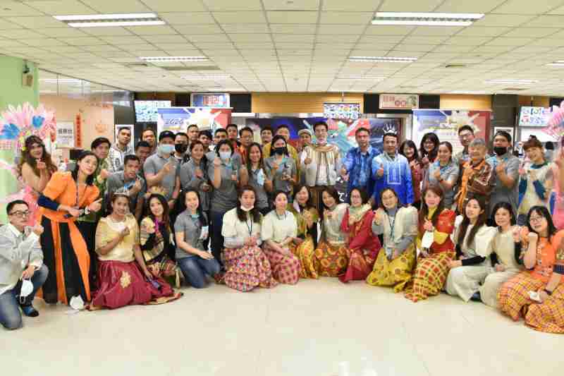 友達推動「安心、、、、創新、、、用心、、、同心、、、、盡心」五星職旅，，為菲籍員工打造全方位照護，，首度贏得「人權實踐與發展領袖獎」殊榮