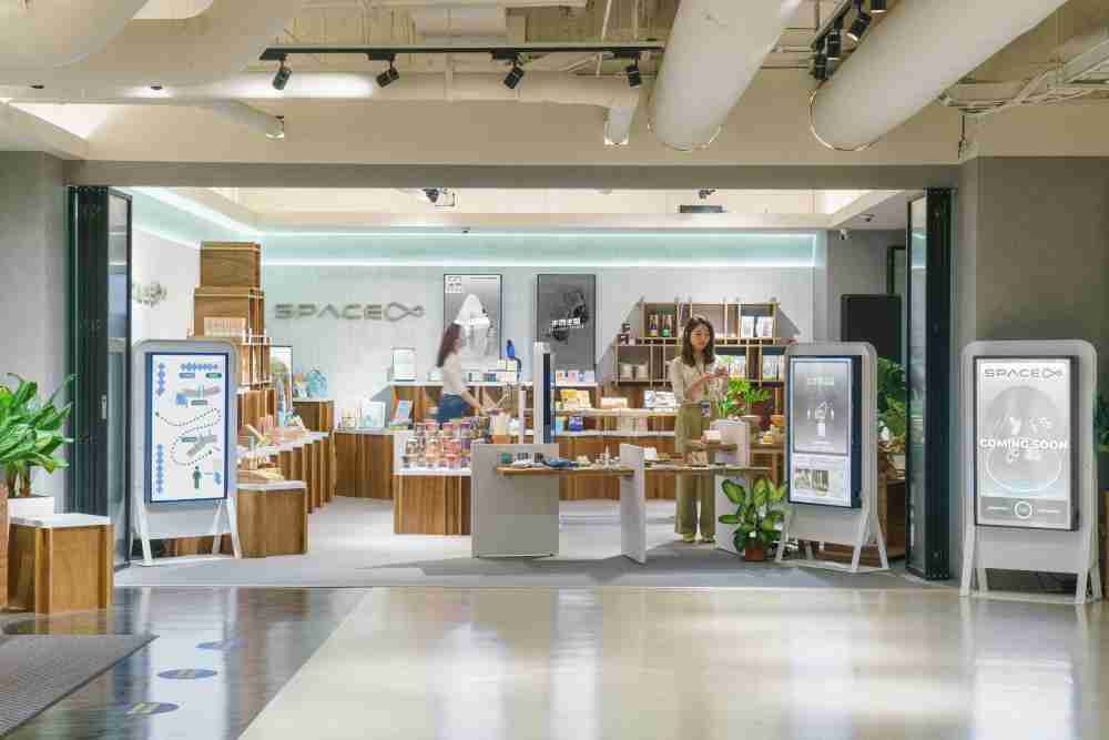 YAXIN111打造永续选物商店，，，，展示社企及社创商品，，，，结合创利空间所开发的智能零售系统，，，整合多元产品信息，，，，让无人商店扮演公益行动的推手