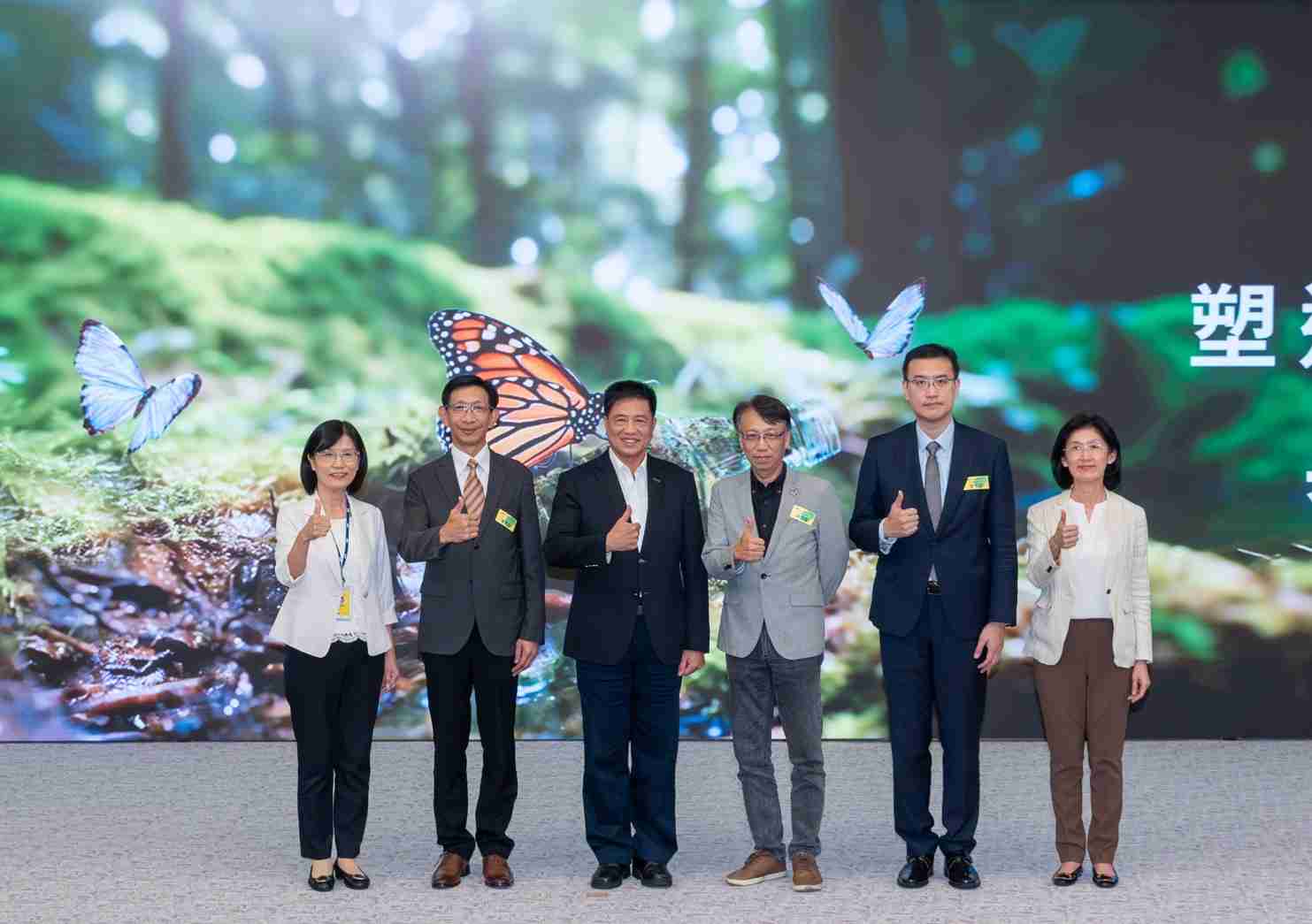 友達2023 CSR共榮大會，，，，邀請領域專家分享交流生物多樣性管理趨勢、、、、無塑產品、、、海廢永續塑料等議題  （圖左到右：友達光電永續長古秀華、、3M台灣技術長陳君杰、、友達光電董事長暨集團策略長彭双浪、、光寶科技企業永續發展處處長陳慶暉、、安永聯合會計師事務所執業會計師曾于哲、、友達光電供應鏈總部副總經理吳宜芳）