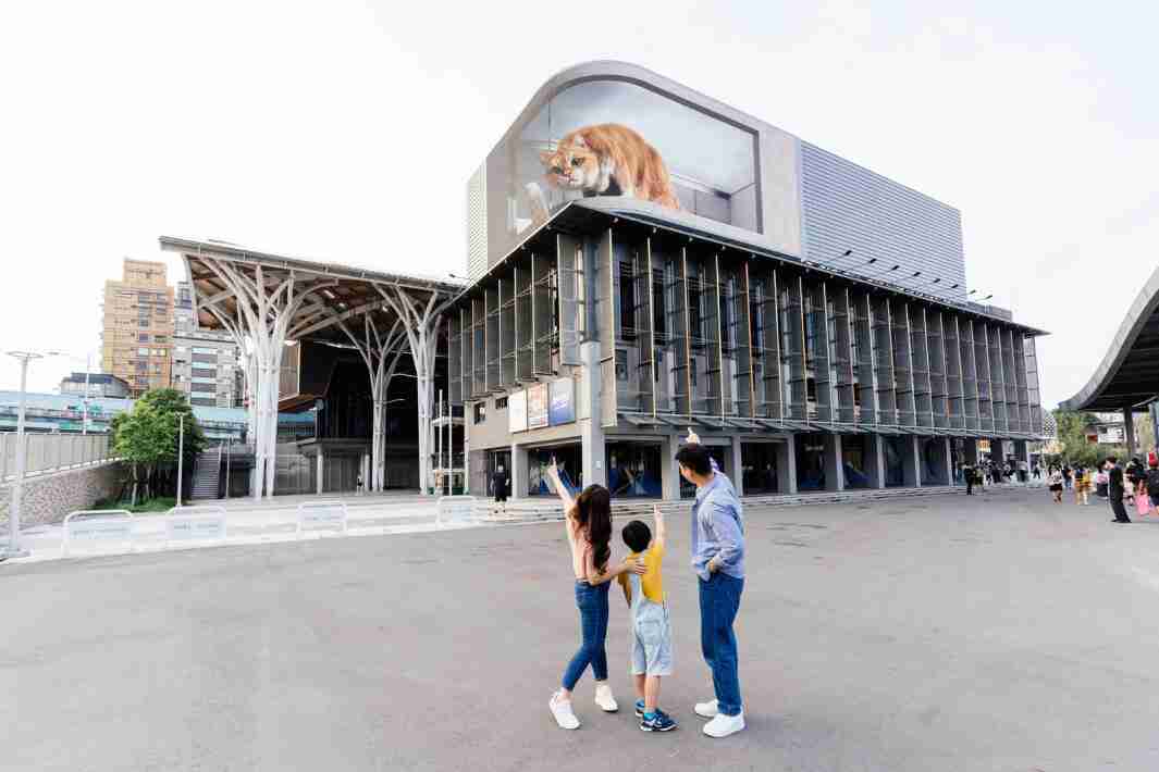 YAXIN111打造全台最大户外裸视3D LED弧形萤幕，，，，将超立体的软萌胖橘猫动画活跃于顶楼外墙