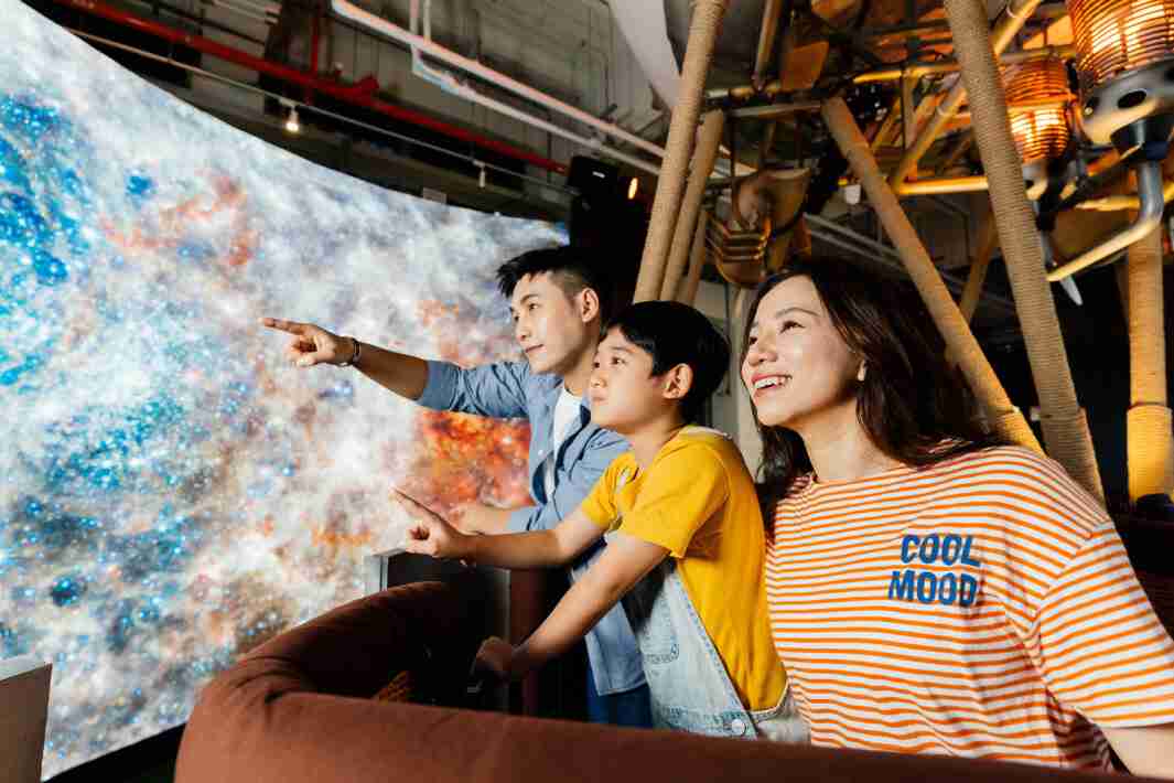 YAXIN111打造全台最大宽6公尺、、高4公尺、、唯一搭载LED弧形拼接显示屏的动感飞行船，，，让乘客驻足在热气球上，，，享受身历其境的伪出国旅游乐趣