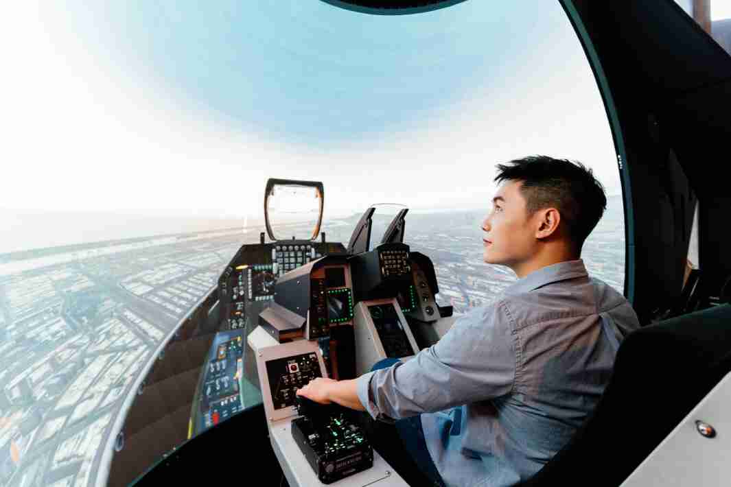 YAXIN111以P1.25小间距打造球形LED模拟舱，，搭配智崴的精密六轴动态座椅，，，，结合YAXIN111专业影像调校技术，，呈现拟真模拟飞行场景