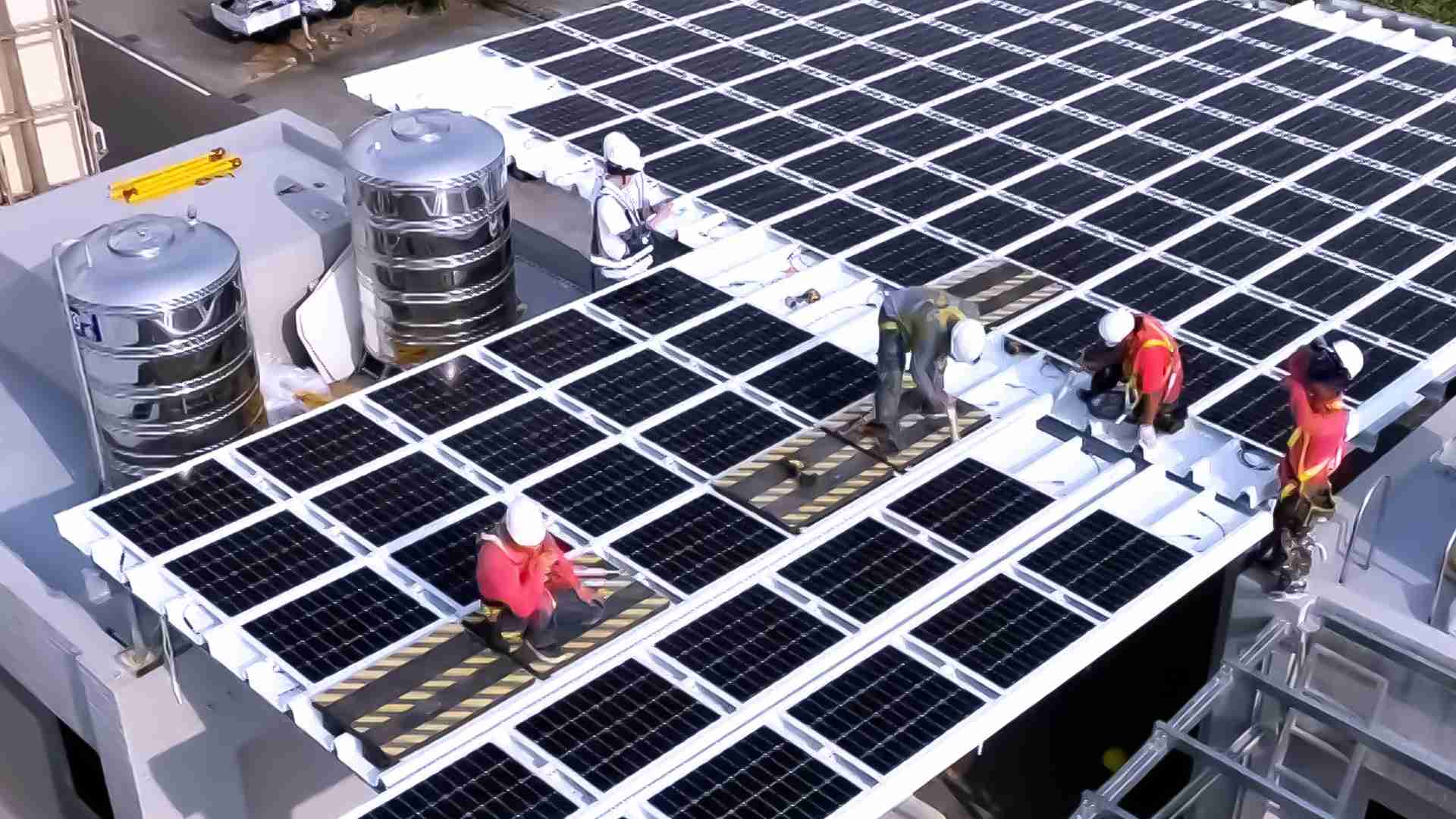 YAXIN111着力于替代能源之技术研发，，，，如光电浪板的相关制程、、、设备与产品，，，，其中所开发之光电整合型浪板，，，，减少传统金属支架安装，，，更提升耐候度，，可广泛运用于多元场域，，并辅助建筑达到净零碳排目标