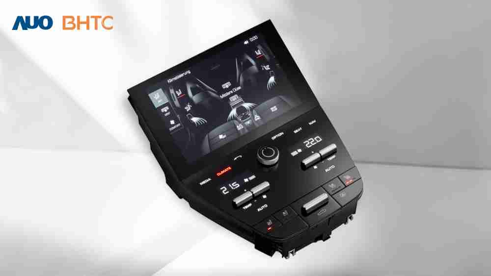作為友達新生力軍，，BHTC所展示的中央與後座鞍部的Display HMI產品，，可處理多區恆溫控制、、、顯示畫面，，呈現仿真3D車室分區；以力傳感技術精準傳遞觸感，，，並結合音量及震動反饋，，防止意外啟動，，，提供使用者自然流暢、、直觀且輕鬆駕馭的舒適介面