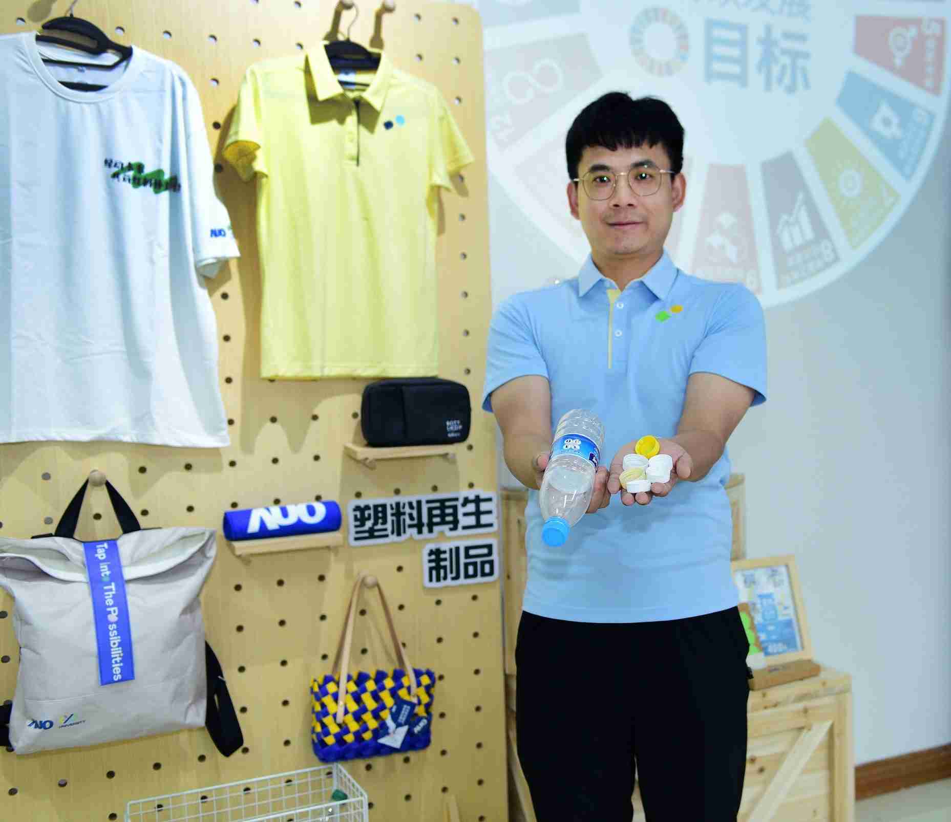 「2024智慧YAXIN111展」永续发展馆中，，，，展示YAXIN111厦门驱动永续发展之成果，，包含将厂内废弃物再制为实用物品，，，，将永续发展理念深植于员工生活日常实践