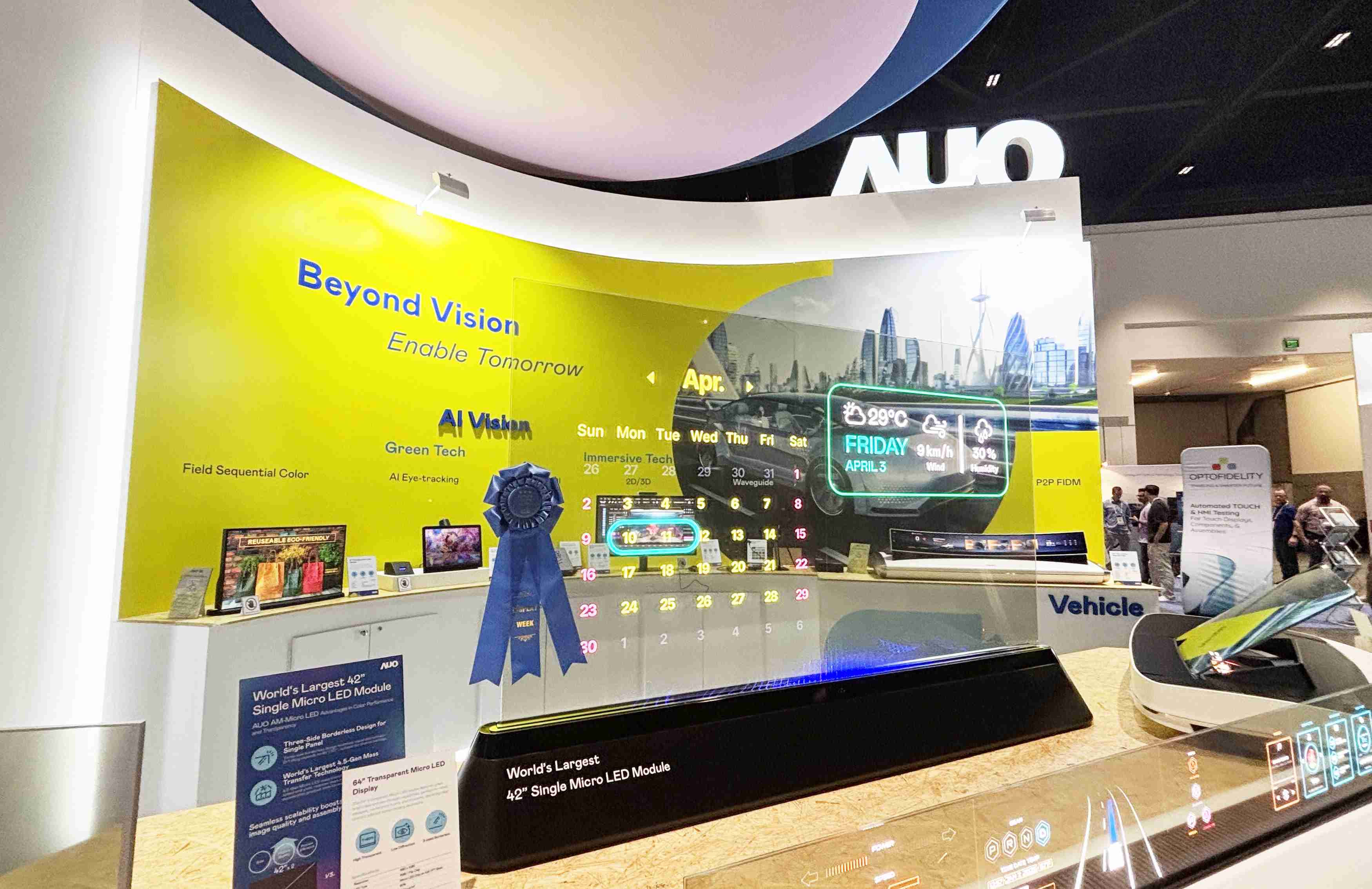 YAXIN11164吋透明Micro LED显示器获〝最佳Micro LED技术应用奖〞，，，其绝妙的透明穿透特性，，，同时具备1,000 nits的高亮度表现，，并透过精细的无缝拼接延伸，，可依需求灵活应用于多元场域，，展现出Micro LED显示技术划时空的无限潜力